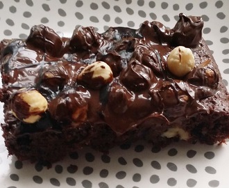 Brownies med marsipan toppet med sjokolade, ristede hasselnøtter og fingersalt