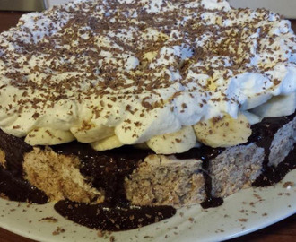 Kake med mandelbunn, fylt med sjokolade og banan