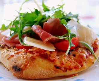 Pizza med spekeskinke, parmesan og ruccola