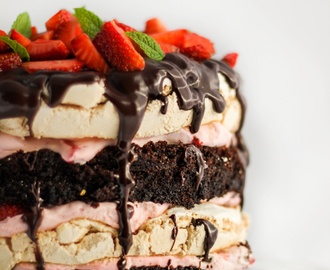 Sjokoladekake med marengs og jordbærfromasj.