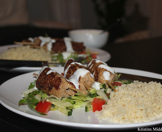 Kebabspyd med yoghurtdressing, couscous og salat
