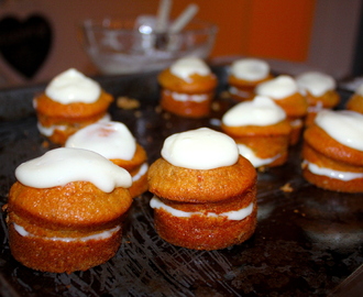 Små gulrotkake-muffins med ostekremfyll/glasur