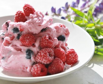 Greskt yoghurtis med blåbær og bringebær