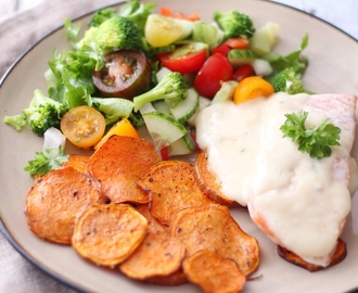 Laks med søtpotetchips og saus