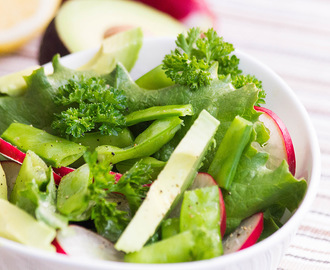 Grønn salat med sukkererter og reddik