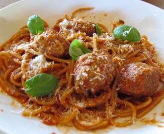 Spagetti med kjøttboller i tomatsaus.