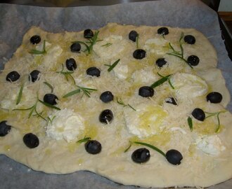 Brytebrød med oliven, ost og rosmarin
