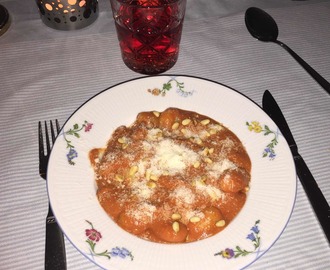 Gnocci med tomatsås, pinjenötter och parmesan