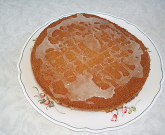 Mjuk kaka med fläderkräm