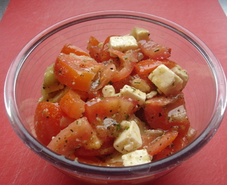 Tomat- och fetaostsallad