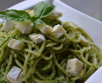 Veckans vegetariska: Spaghetti med grönkålspesto och tärnad brieost