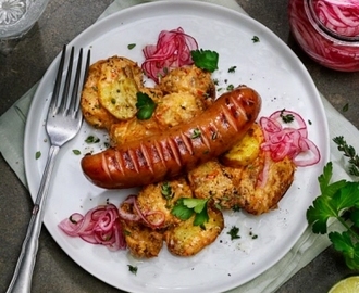 Grillkorv serveras med picklad rödlök & rostad potatissallad