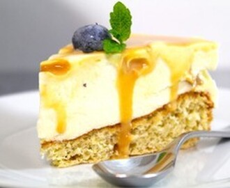 Cheesecaketårta med dulce de leche och blåbär.