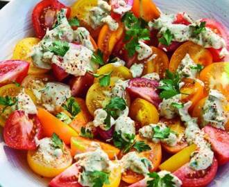 Tomatsallad med turkisk tahini-dressing  