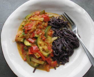 Stekt zucchini med tomatsås och svarta risnudlar