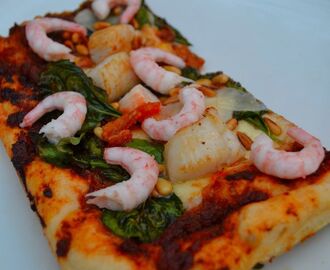 Dinkelpizza med pilgrimsmusslor, räkor och crabsticks