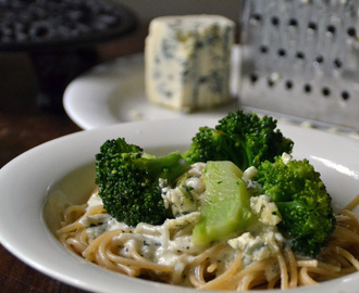 Pasta med wokad broccoli & ädelostsås