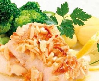 Mandelfisk med kokt potatis och broccoli