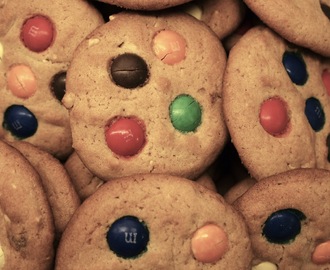Cookies med jordnötter och m&m´s