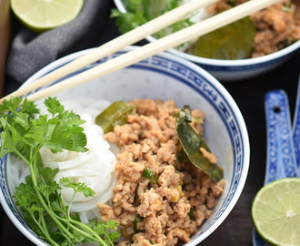 Kycklingfärs thai med limeblad och risnudlar