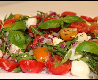 Tomatsallad med ruccola, rödlök och mozzarella