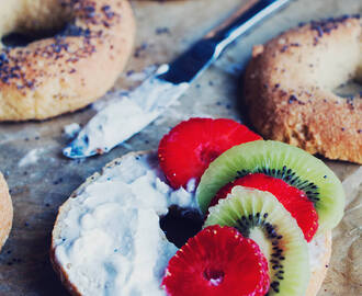 Ljuva glutenfria bagels med jordgubbar och kiwi