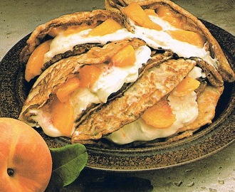 Pannkakor med persikofyllning