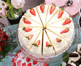 Midsommartårta med jordgubbar och vit choklad