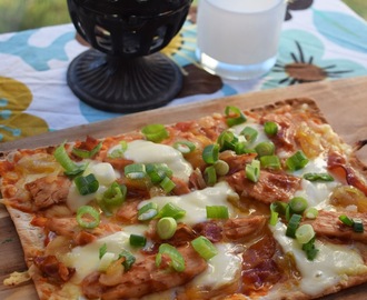 Pizza på mjukt tunnbröd med bbq-kyckling och mozzarella