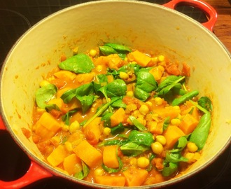 Currygryta med kikärter, sötpotatis och spenat