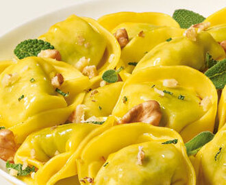 Tortellini Grandi con Ricotta e Spinaci med smör, salvia och nötter