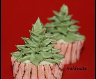 Minicupcakes med spritsade julgranar
