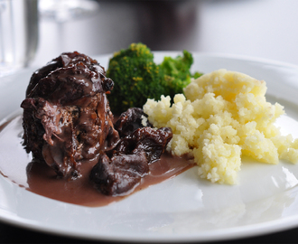 Kanin med plommonsås, brocolli och pressad potatis