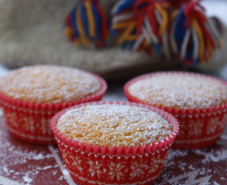 Saffransmuffins i röda muffinsformar