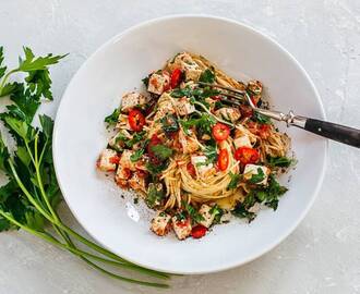 Italiensk pasta med tofu i tomatsås