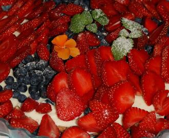 Försommarpaj med lime och jordgubbar