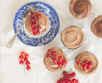Chokladcupcakes med Len Chokladfrosting och Röda Vinbär