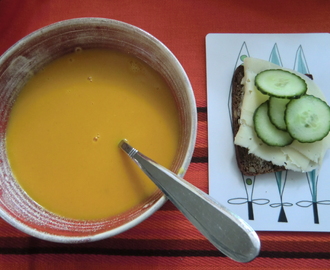 Höstlig pumpa- och sötpotatissoppa med smak av curry, ingefära och kanel