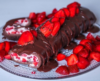 Rulltårta med jordgubbsmousse & chokladglasyr