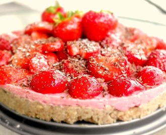 Rawfoodtårta med jordgubbsmousse till midsommar