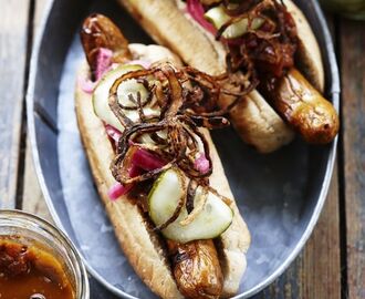 Gourmet-hotdogs – hotdogs med hjemmelavet tilbehør | Opskrift | Hotdogs, Madopskrifter, Mad
