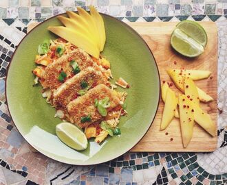 Sesampanerad tofu med mango- och vitkålssallad