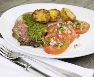 Helstekt entrecôte med chimichurri, grillad potatis och tomatsallad