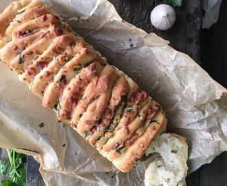 Pull apart garlic parsley and mozzarella cheese bread ~ Vitlök, persilja & mozzarella ost brytbröd