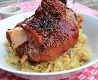 Knusprige Schweinshaxe Rezept mit Sauerkraut | Rezept | Schweinshaxe rezept, Rezepte, Einfache gerichte