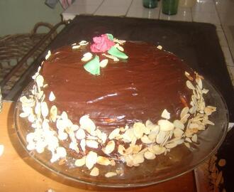 Tårta med hallongrädde och chokladtryffel