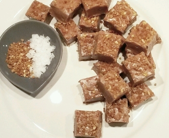 Fudge med salta mandlar, hasselnötscrunch och havssalt