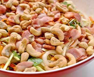 Råkostsallad med bacon och cashew