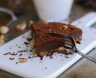 Chokladkolatårta med hasselnötsbotten