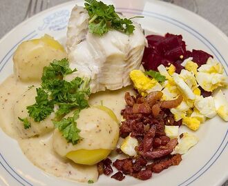 Kogt torsk med sennepsovs m.v. er en traditionel dansk ret, der fortjener ikke at gå i glemmebogen. Kogt torsk med det tradit… | Aftensmad, Madopskrifter, Mad ideer